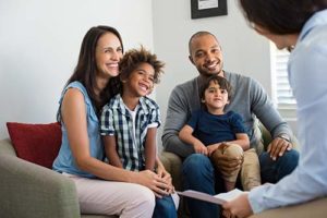 family participates in family therapy 