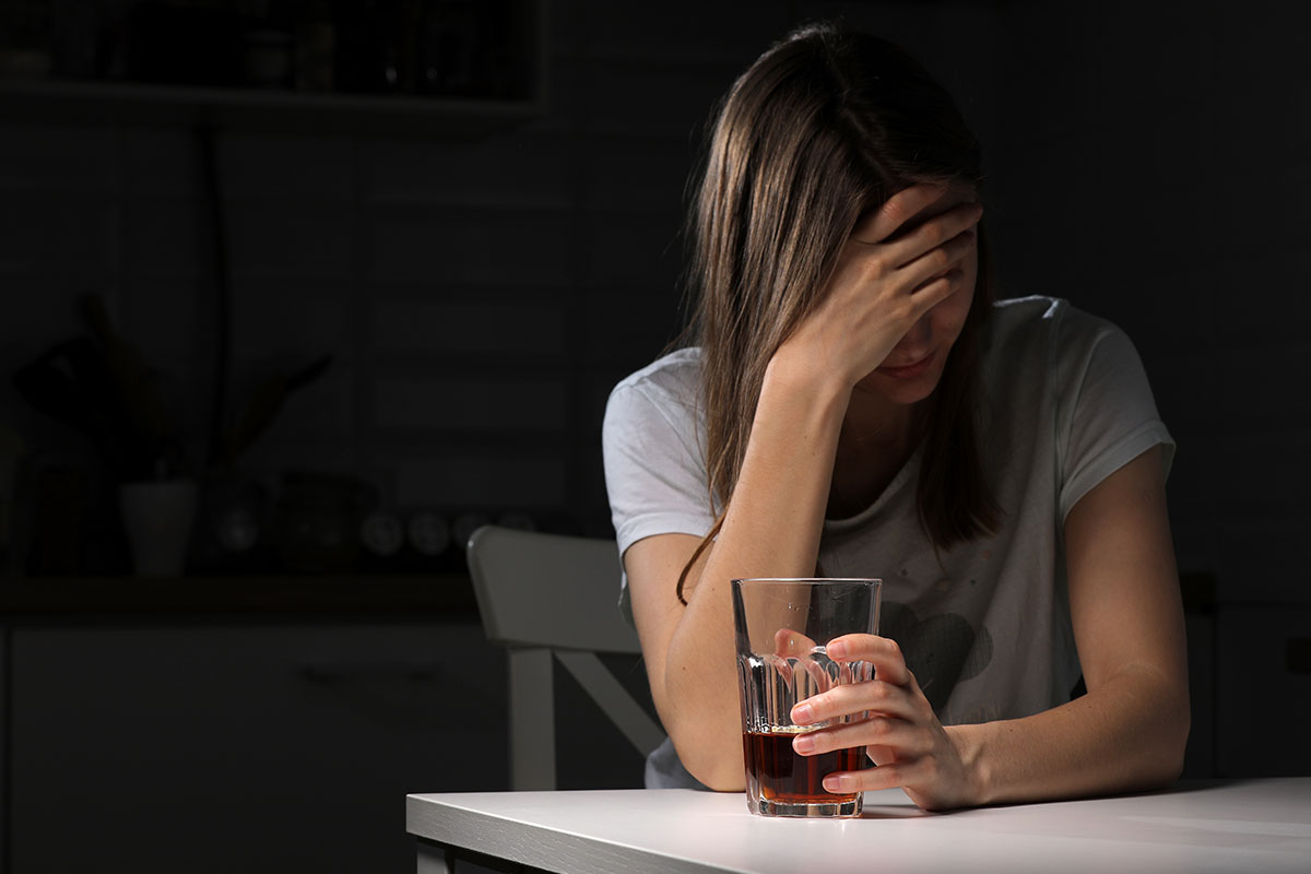 Early SIgns of Alcohol Addiction woman struggles with early signs of addiction recovery