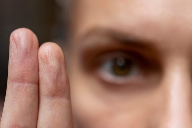 EMDR for Childhood Trauma How to Heal from Trauma Therapist holds up fingers as she gets ready to conduct EMDR for childhood trauma
